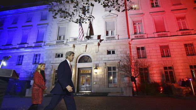 Paris'teki ABD Büyükelçiliği'nin önünde konuşan Kerry Fransa'yı ABD'nin en eski dostu ve müttefiki olarak tanımladı ve saldırılara verilecek tek tepkinin ateşli bir dayanışma duygusu olduğunu belirtmişti.
