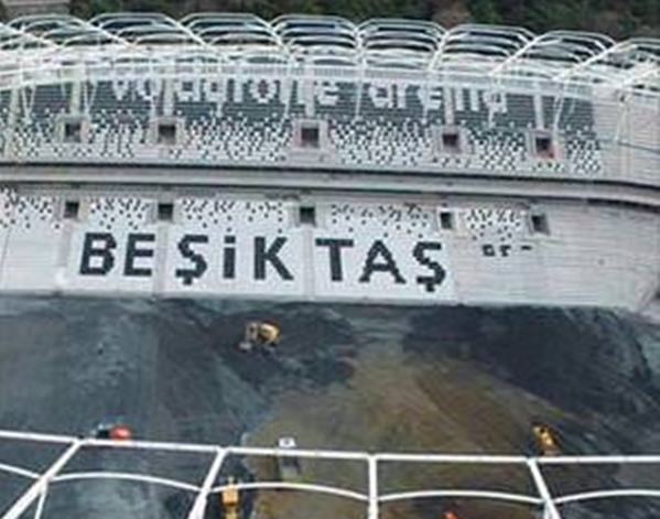 Beşiktaş'ın yapımı devam eden stadı Vodafone Arena'da çalışmalar tüm hızıyla sürüyor.