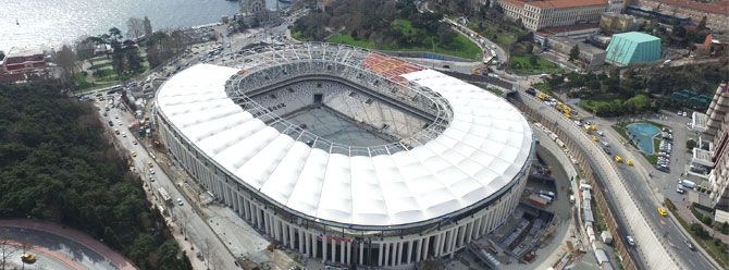 Yapımı 2.5 yıldır süren Vodafone Arena'da mutlu son çok yakın. Birkaç gün içinde çatı tamamen kapatılacak. Daha sonra da çimler serilecek. Stadın son hâli havadan bu şekilde görüntülendi